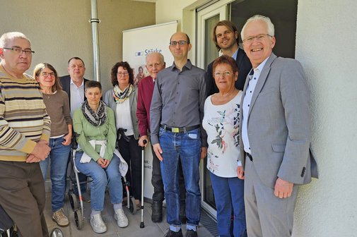 Gruppenbild auf den Treppen vor der Geschäftsstelle.