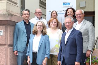 Gruppenfoto von Mitglieder des Sozialverbands VdK, der VdK-Patientenberatung und der Stiftung Unabhängige Patientenberatung Deutschland verteilt auf zwei Treppenstufen am Eingang der UPD.