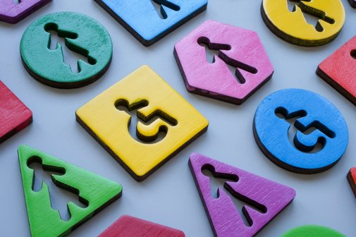 Unterschiedliche bunte Figuren mit Icons von Menschen, stehend oder im Rollstuhl.