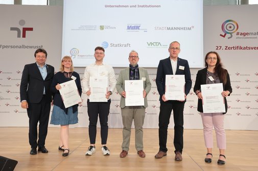 audit Verleihung VdK 2025 Gruppenfoto bei der Verleihung des audit berufundfamilie. Prämiert wurden: Sächsisches Staatsministerium für Soziales, Gesundheit und Gesellschaftlichen Zusammenhalt, Sozialverband VdK Baden-Württemberg e.V., Stadt Mannheim, Statkraft Markets GmbH, VKTA – Strahlenschutz, Analytik & Entsorgung Rossendorf e. V.