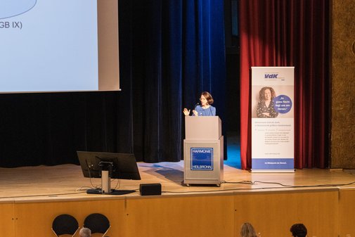 Prof. Dr. Dörte Busch am Podium auf der Bühne