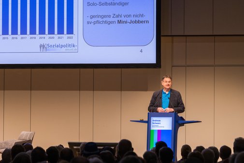 VdK-Gesundheitstag 2025 Vortrag Andreas Schwarz Deutsche Rentenversicherung Andreas Schwarz am Rednerpult auf der Bühne