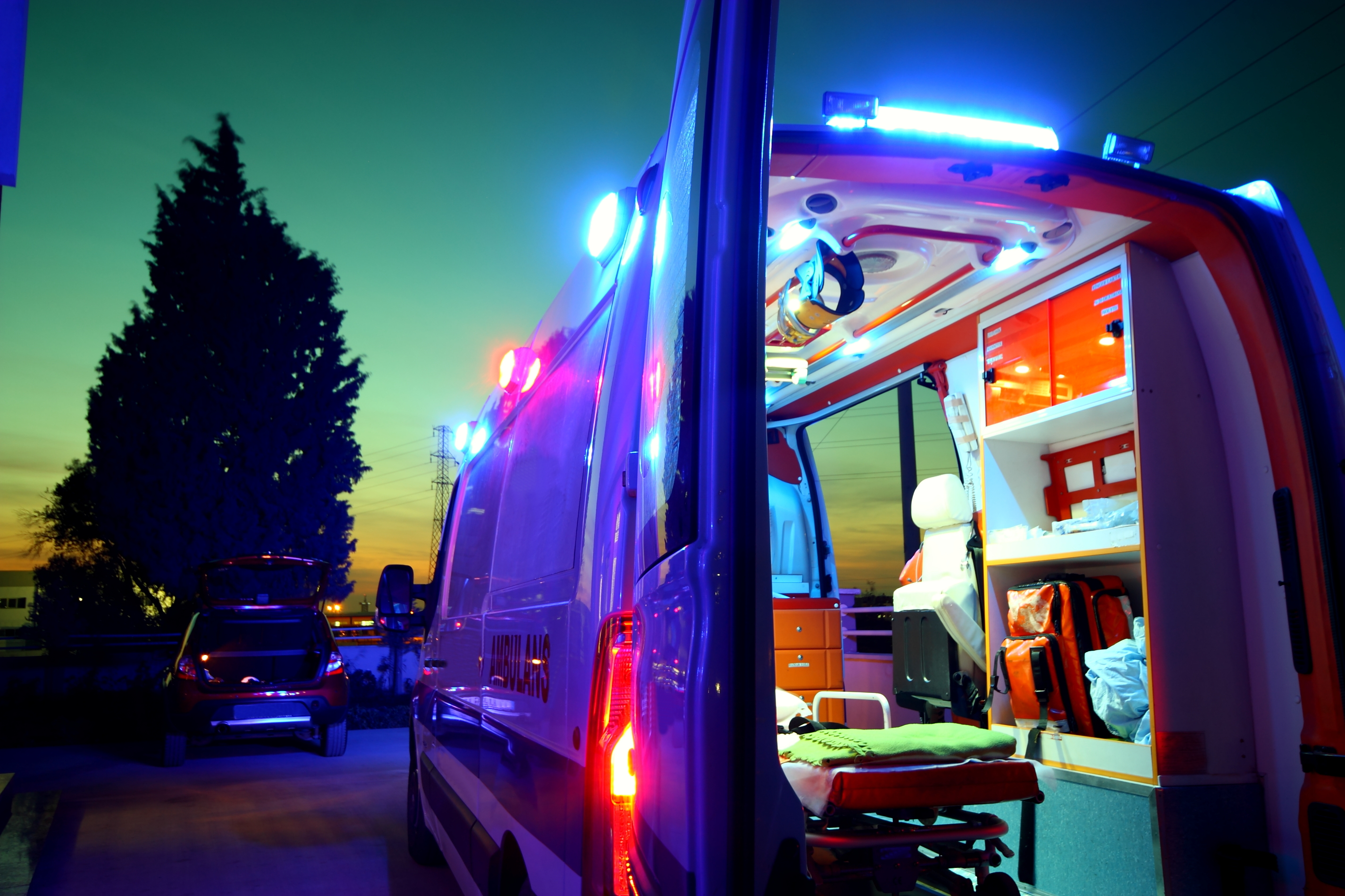 Notfall-Ambulanzwagen bei Sonnenuntergang mit geöffneter Tür
