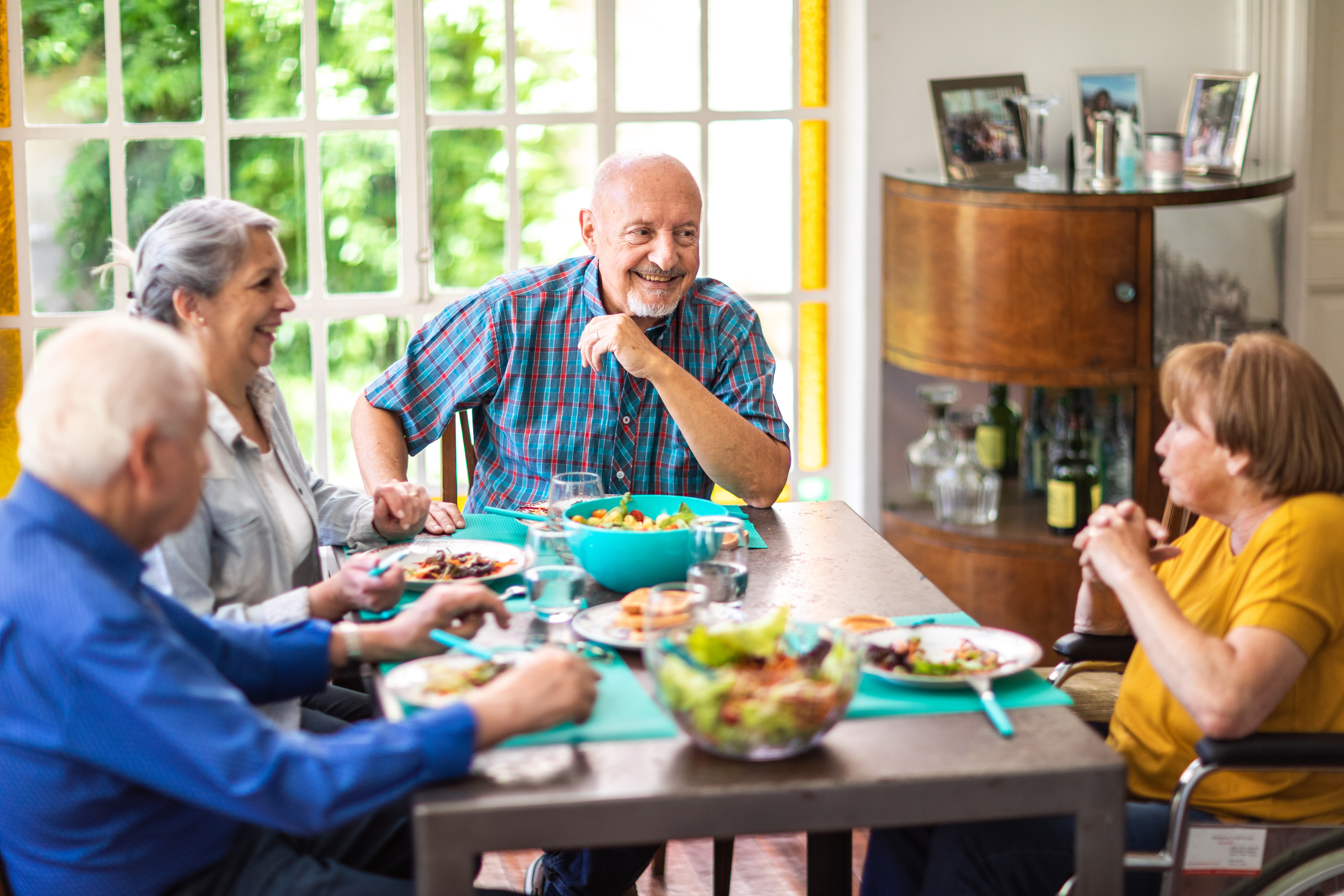 Senioren genießen gesundes Frühstück zu Hause