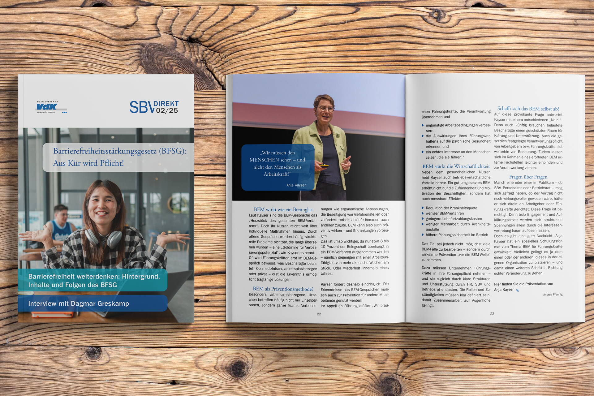 Auf einem Tisch liegt aufgeschlagen eine Doppelseite des Magazins SBVdirekt, daneben eine geschlossene Version des Magazins, auf dem nur das Cover zu sehen ist.