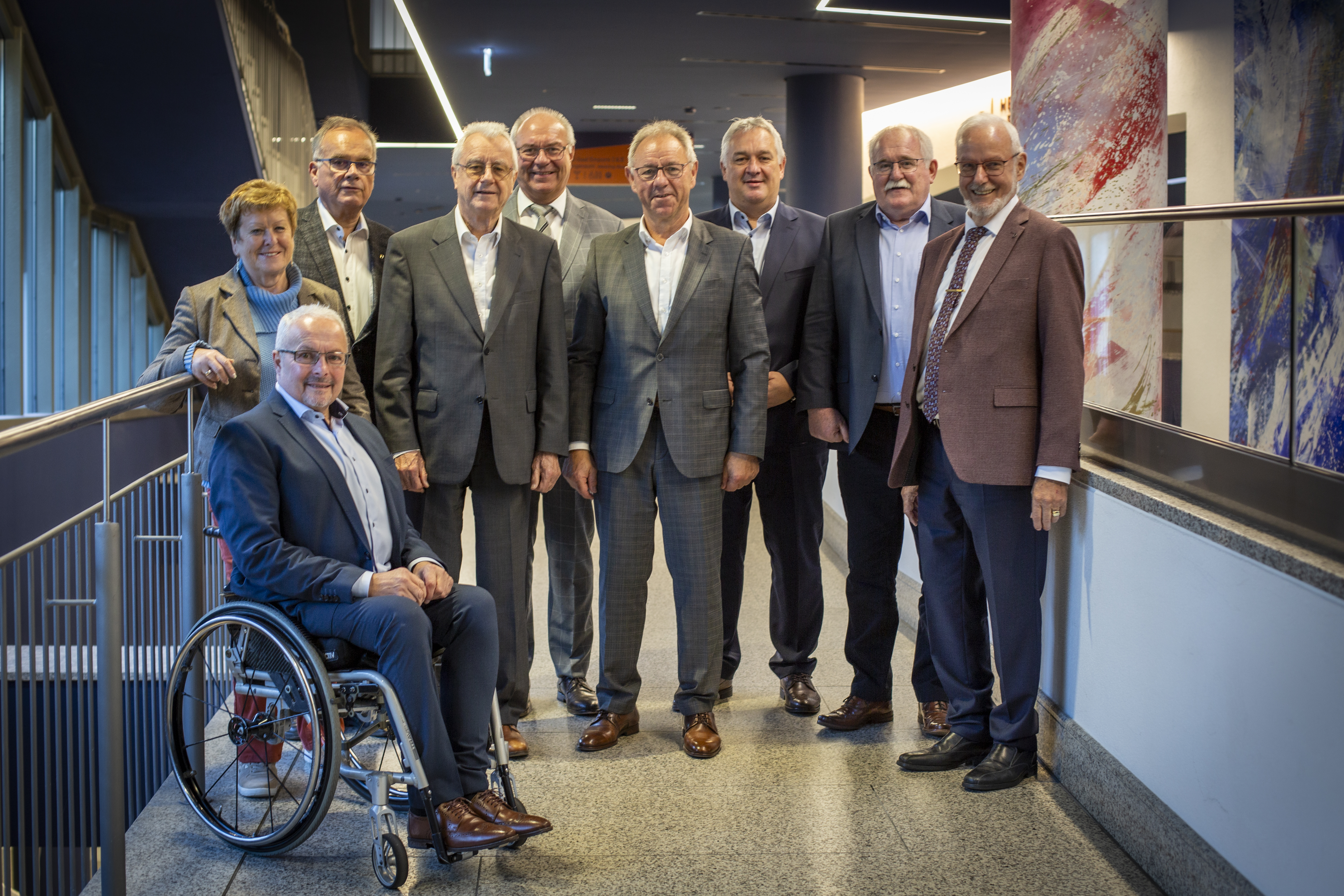 Gruppenfoto des Vorstands, die Mitglieder stehen nebeneinander und blicke in die Kamera