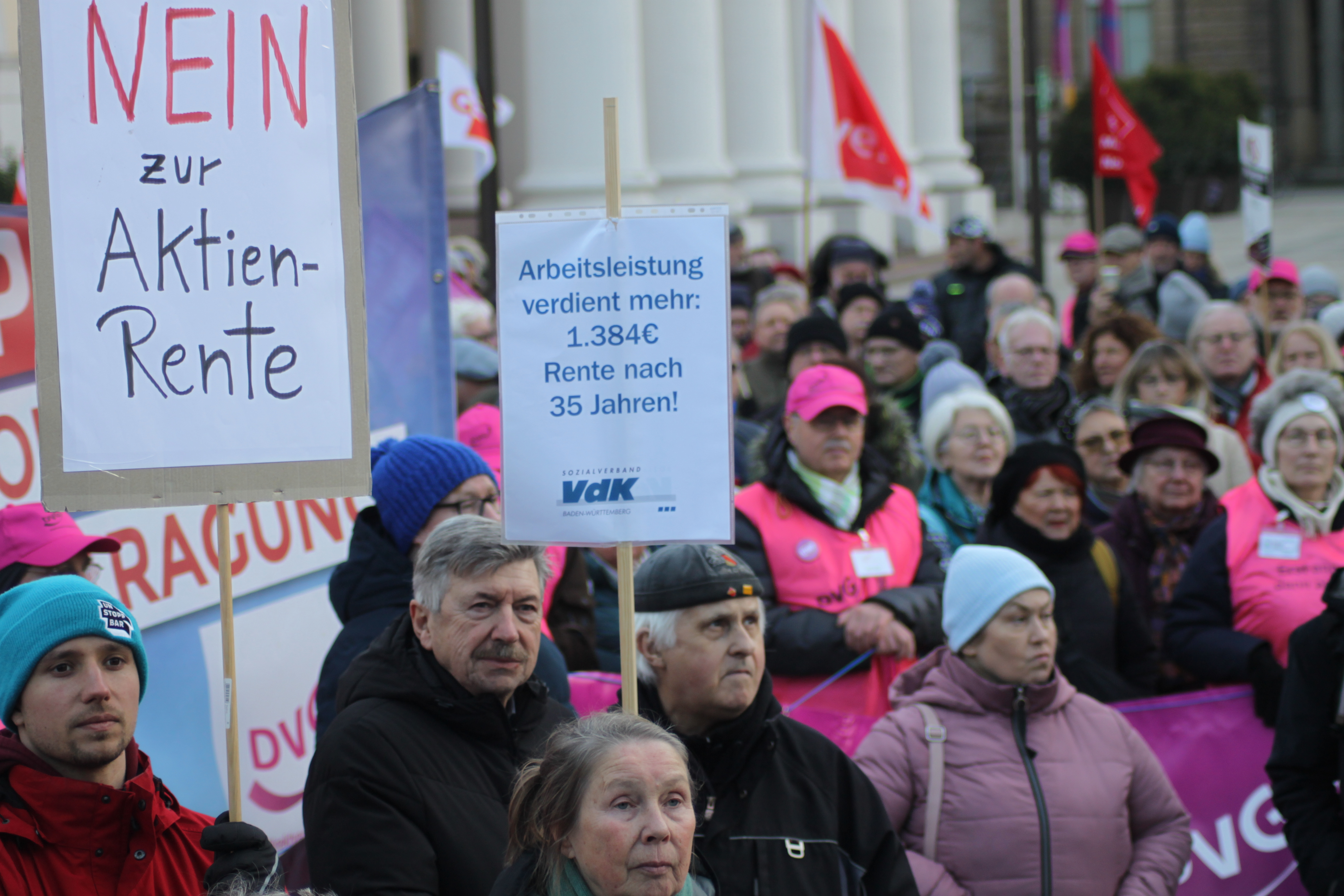 Dmonstranten in Karlsruhe: Viele Menschen sind zu sehen, teilweise mit Transparenten. Auf einem steht "NEIN zur Aktienrente"