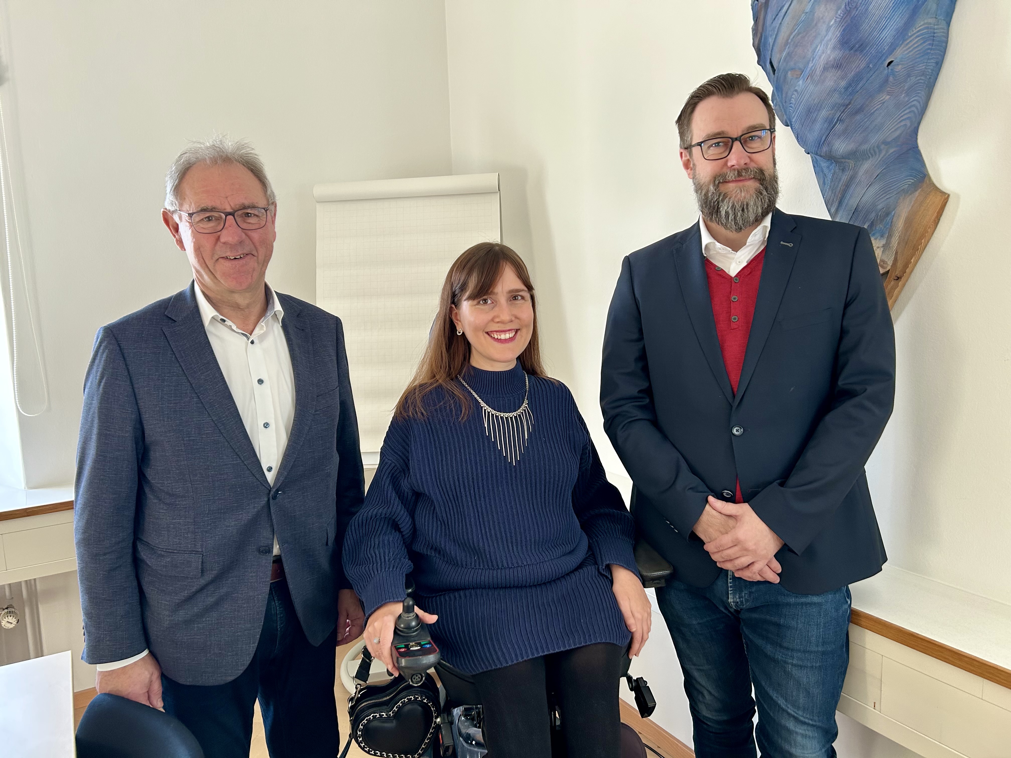 VdK-Austausch mit Landesbehindertenbeauftragten Nora Welsch Aufnahme der Landesbehindertenbeauftragte Nora Welsch in der Mitte, an ihrer Seite (rechts) Ronny Hübsch und links Hans-Josef Hotz.