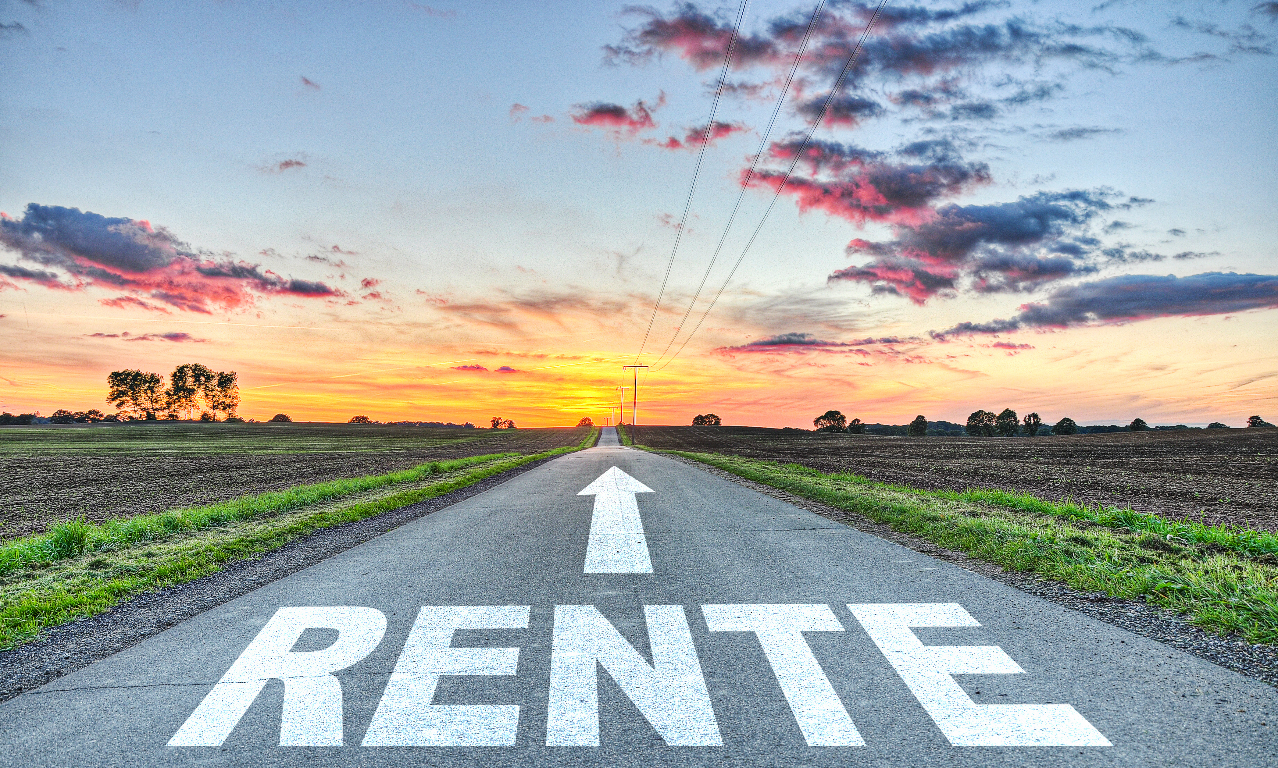 Blick auf eine gerade asphaltierte Stra&szlig;e, am Horizont geht die Sonne unter, ein Pfeil auf der Stra&szlig;e zeigt in Richtung des Horizonts, unter dem Pfeil steht das Wort "Rente".
