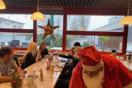 Der Vorsitzende Herr Burkart verteilt als Nikolaus Geschenke