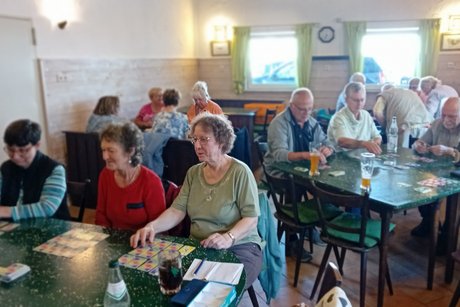 Bild zeigt in den Raum mit spielenden Personen
