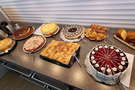 Selbstgemachte Kuchen und Torten Vorbereitung für die Kaffeetafel.