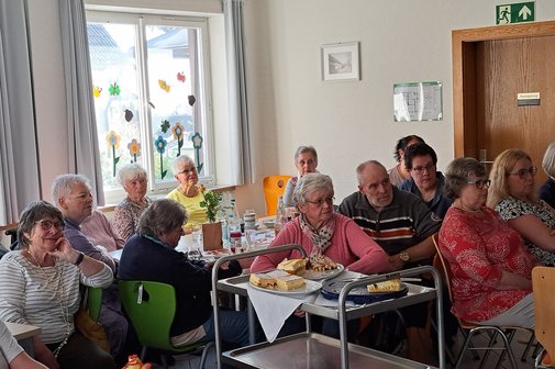 Gespannte Zuhörer und Zuhörerinnen