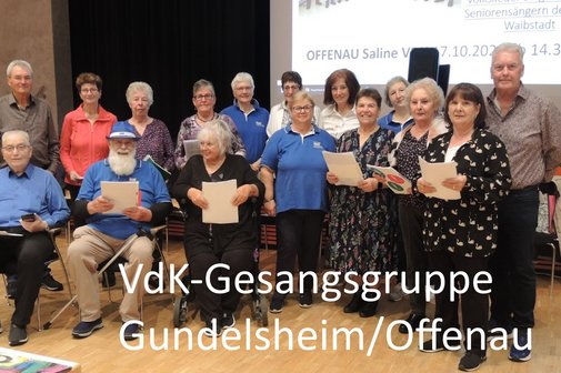 Bild zeigt die Gesangsgruppe in einem Gruppenbild