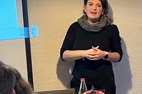 Referentin beim Hauptvortrag einer Pr&auml;sentation