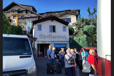 Das Bild zeigt uns beim Einsteigen in den Bus, der uns mit vielen neuen Eindr&uuml;cken im Gep&auml;ck, nach Hause zur&uuml;ckbringt