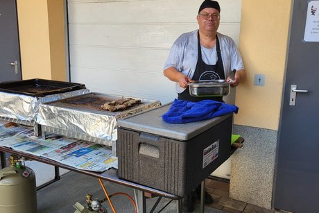 Matti, der Wirt steht am Grill