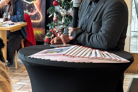 Shinto Kattoor, Leitender Pfarrer der katholischen Seelsorgeeinheit Meckenbeuren, &uuml;berraschte die VdK-Familie mit der Geschichte der vier Kerzen des Adventskranzes.