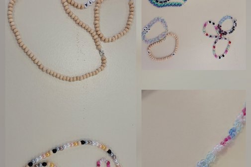 Eine Auswahl der gefertigten Schmuckst&uuml;cke in diversen Farben