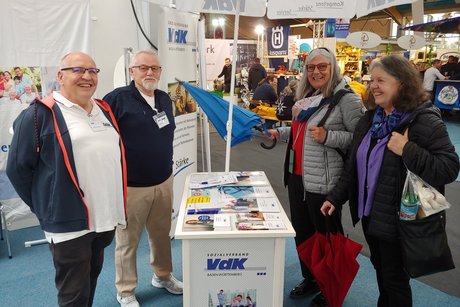 Zwei Mitglieder des VdK und 3 Besucher an dem VdK Stand