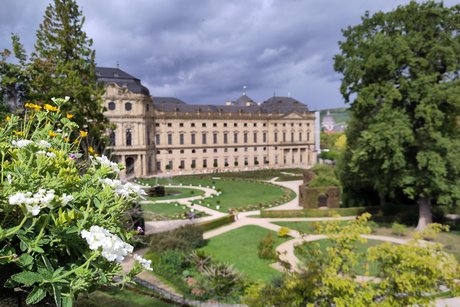 Das Bild zeigt das Residenzschloss und den Park