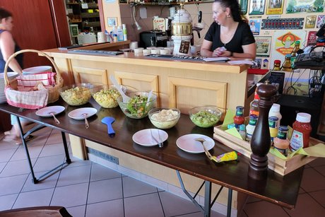 ein Tisch mit Speisen
