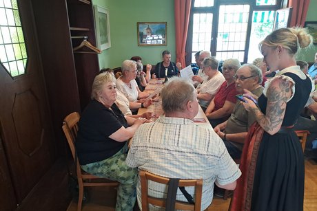 Das Essen und Trinken wird bestellt
