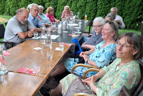 Die Mitglieder im Gespräch miteinander Die Mitglieder im Gespräch miteinander