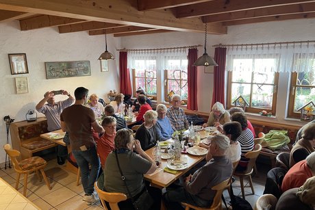 Die Leute sitzen gem&uuml;tlich im Besen