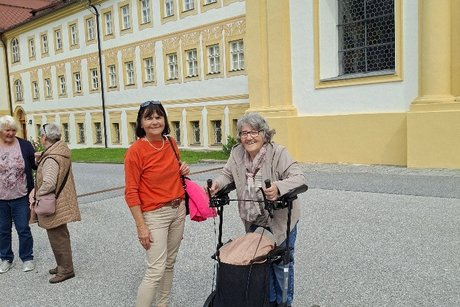 Fidelia und Carola vor Klosteranlage Stams