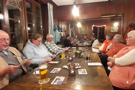 auf dem Bild sieht man VdK Mitglieder beim singen