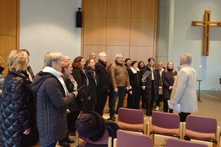 Die Sängerinnen und Sänger des Liederkranz Chorazón Rauenberg singen in der Aussgenungshalle