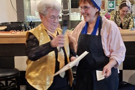 Erika bedankt bei der "Wirtin" f&uuml;r die Organisation