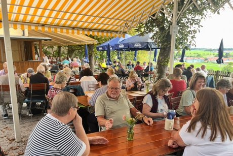 Die Teilnehmer sitzen zum Essen an den Tischen