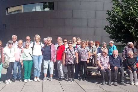 Gruppe vor dem Steiff-Museum