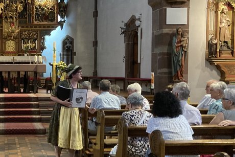 Elfriede in der Kirche Elfriede erzählt in der Kirche über deren Geschichte