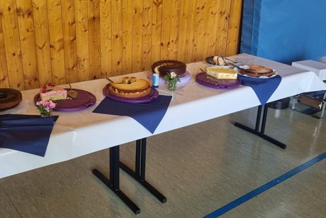Kuchenbuffet mit selbstgemachten Kuchen und Torten Kuchenbuffet mit selbstgemachten Kuchen und Torten