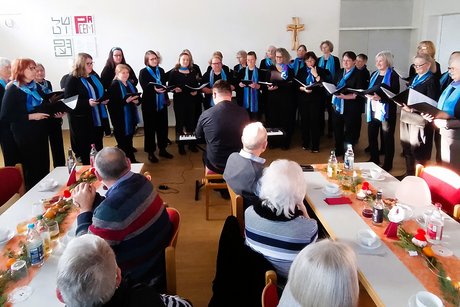 Hemminger Chor "con spirito" Der Hemminger Chor "con spirito" sang wunderschöne Lieder unter der Leitung von Jonas Kronmüller