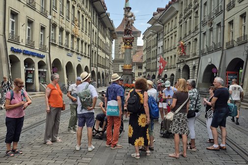 Ausflug OV Bühl nach Bern 2026 Die Gruppe des VdK OV Bühl in der Hauptstraße vor einem Brunnen und der Zytglocke