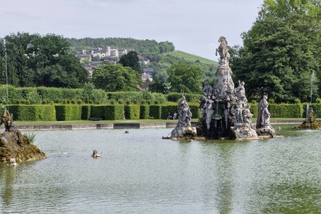 Künstlicher kleiner See mit großen Figuren in der Mitte