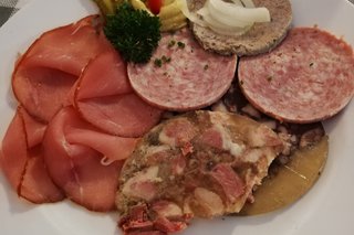 Vesperteller mit verschiedenen Sorten Wurst, Weinstube Braun