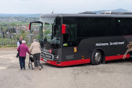 Fahrt mit Heizmann-Bus an Staufen vorbei durch die Reben