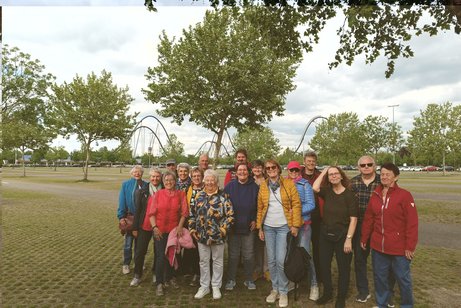 Mitglieder und Gäste des VdK Ortsverbands Althemgstett Gechingen auf dem Parkplatz des Europaparks