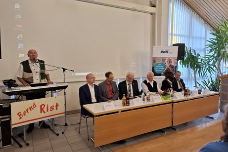 Die geladenen Ehreng&auml;ste mit einem Teil der Vorstandschaft des OV Niederschach/Dauchingen sitzen der Festgesellschaft an Tischen gegen&uuml;ber. Links im Bild Alleinunterhalter Bernd am Keyboard