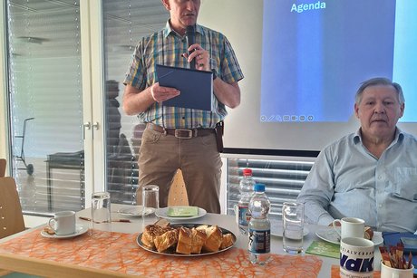 Hanspeter Weik leitet die Entlastung des Ortsvorstands sowie die anschlie&szlig;enden Neuwahlen
