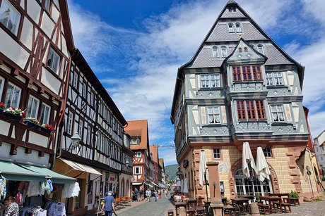 Miltenberg Miltenberg ältestes Gasthaus Deutschlands, links Gasse mit Fachwerkhäusern