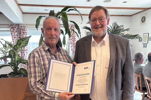 Verleihung der silbernen Ehrennadel an Klaus Moog durch Kreisverbandsvorsitzenden Reinhold Gsell