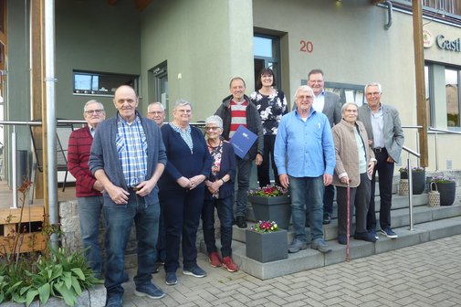 Bild mit den Geehrten und dem Ortsverbandsvorsitzender Reinhold Adelmann, Ortsvorsteher Axel Kempf und Margot H&auml;rtl vom VdK Kreisverband, hintere Reihe von rechts.