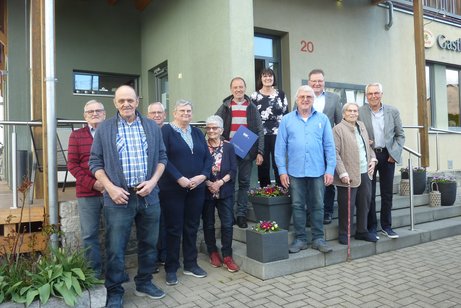 Bild mit den Geehrten und dem Ortsverbandsvorsitzender Reinhold Adelmann, Ortsvorsteher Axel Kempf und Margot H&auml;rtl vom VdK Kreisverband, hintere Reihe von rechts.