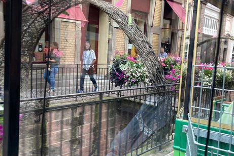 Menschen an einem Kanal in der Altstadt